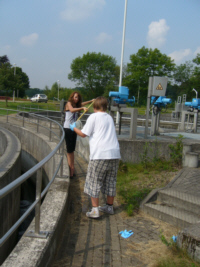 Umfüllen der Wasserprobe in ein Transportgefäß